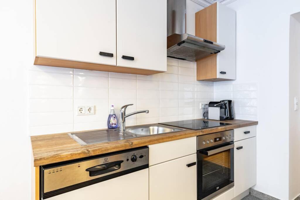 Chic One-Bedroom Apartment With King-Size Bed, Nestled In Vienna'S Vibrant Heart מראה חיצוני תמונה