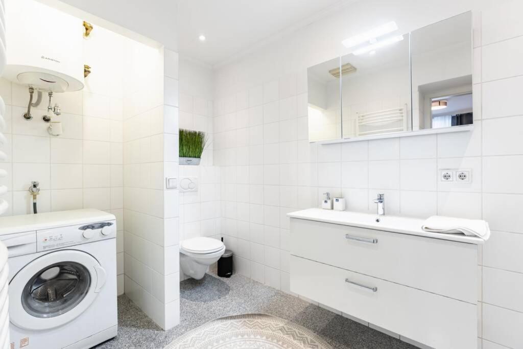 Chic One-Bedroom Apartment With King-Size Bed, Nestled In Vienna'S Vibrant Heart מראה חיצוני תמונה